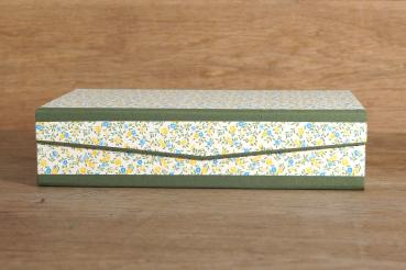 Preview: Box mit Blümchenmuster in grün,gelb und blau,saftig grüne Leinenkanten,Klappdeckel mit Lasche und Magnetverschluß